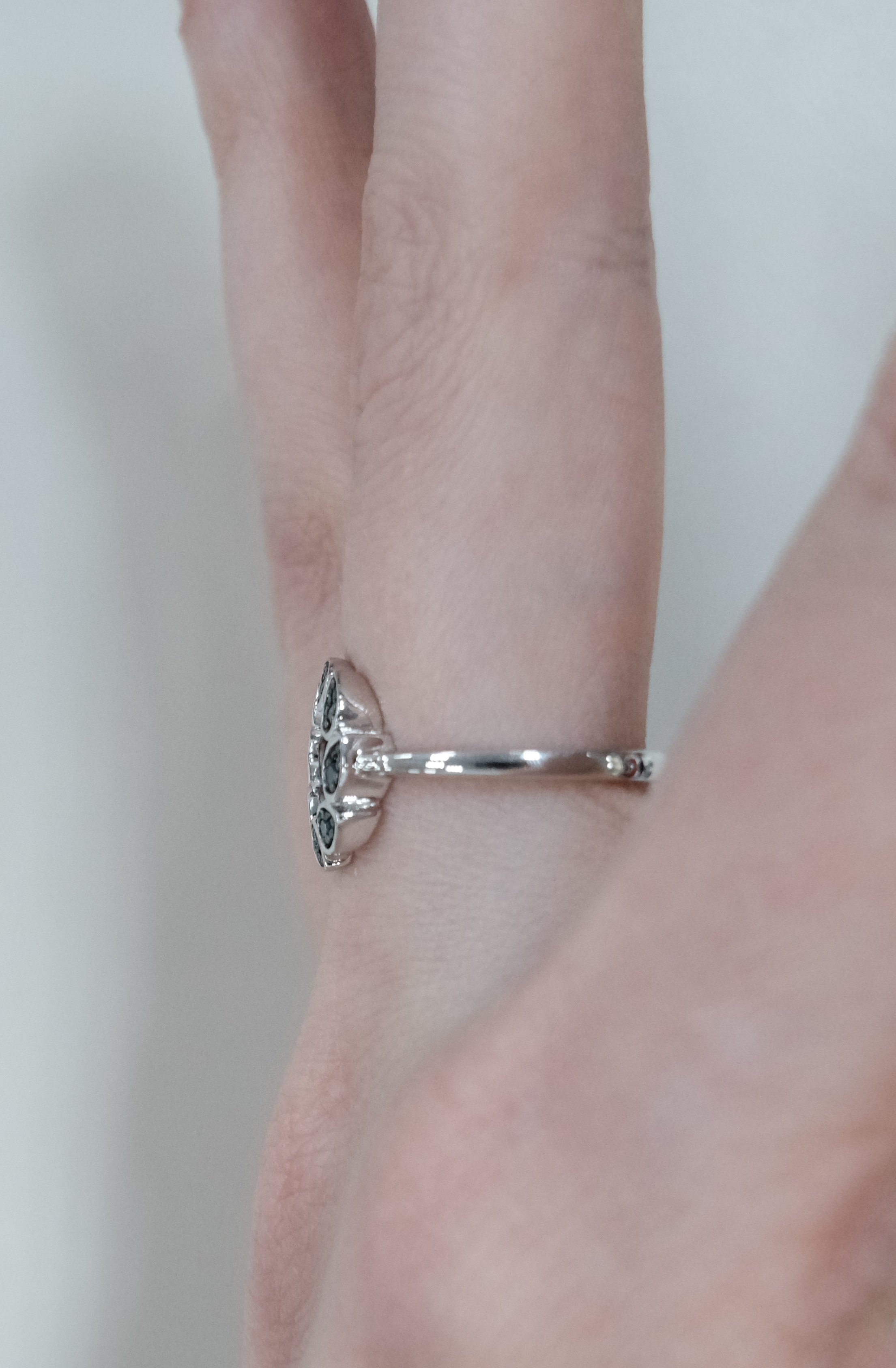 Серебряное кольцо с голубыми бриллиантами